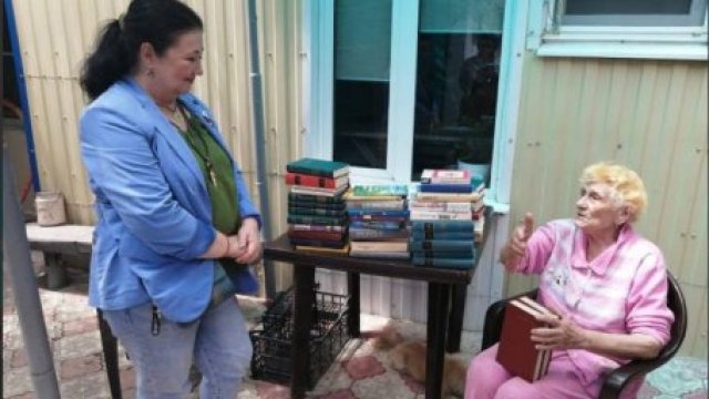 Из рук ветерана — в городскую библиотеку