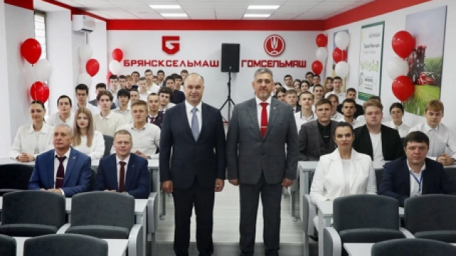 Пахать по-белорусски: ставропольские студенты-инженеры осваивают технику из братской республики