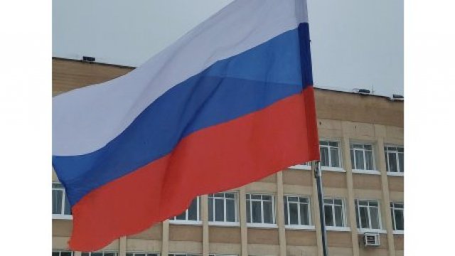 Госдума приняла закон об обязательном вывешивании Государственного флага в образовательных учреждениях